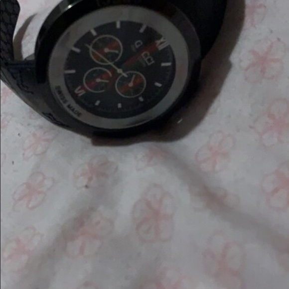Gucci watch worth 900 but best offer gets it - Picture 1 of 3